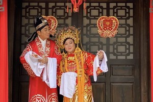 瑞琪與曾碧蘭合唱小曲《花好月圓》劇照。