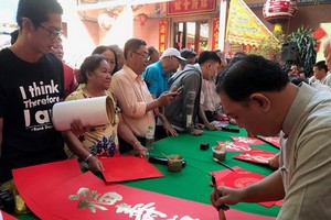 每年歲暮慈善揮春活動吸引廣大同胞參與。