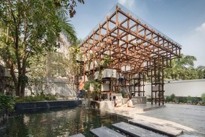 圖書館內設有飼養錦鯉的魚池