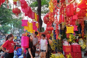 顧客在選購新春應節品。