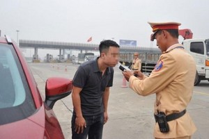 交警給一名司機進行呼氣式酒精測試。（圖源：海明）