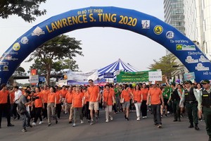 眾多熱心人士參加丁善理慈善徒步活動。