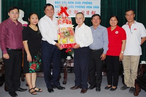 本報編委兼編輯部主任范興(右四)接領第八郡代表團的新年禮物。