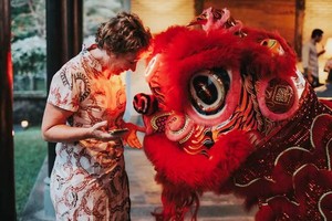 外國遊客對舞獅活動很感興趣。