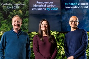 左起依次為微軟總裁Brad Smith、財務長Amy Hood，以及執行長 Satya Nadella宣佈該公司將在2030年實現負碳目標。（圖源：微軟）