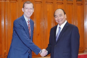 阮春福總理（右）接見哈佛肯尼迪大學校長道格拉斯‧艾爾門多夫（圖源：VGP）