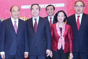 政府總理阮春福（左一）同各位黨和國家領導人出席會議時合照。（圖源：光孝）