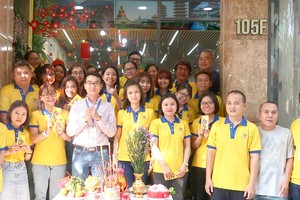 順捷旅行社新春開張營業全體同仁大合照。