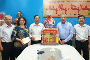 市委民運處向市各民族文學藝術協會拜年並贈送禮物。