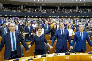 投票結束後，在場議員手拉手唱起蘇格蘭經典歌曲《友誼地久天長》，以這首家喻戶曉的“離別之曲”送別英國。（圖源：CNS）