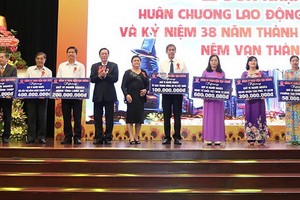 楊文德總經理（左四）捐助各省為窮人基金。