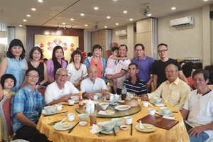 華人攝影分會全體會員歡聚一堂合影留念。