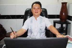 新海鴻塑膠貿易有限公司總經理鄒國榮。