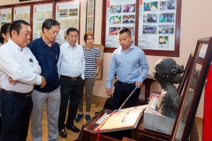 西堤華人懷舊物品收藏者麒麟向觀眾介紹物品的背後故事。