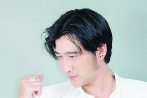 華人歌星畢寶藤。