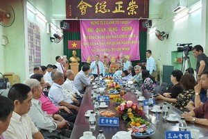 鄭鑫發理事長用客家話向大家拜年。