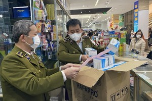 職能機關檢查藥店口罩出售情況。（圖源：Chinhphu.vn）