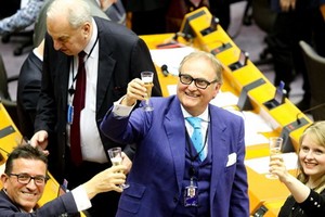 當地時間1月29日，歐洲議會批准“脫歐協議”。圖為投票結束後來，在場議員舉杯告別。（圖源：互聯網）