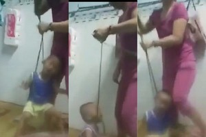 狠心母親虐待親生兒的視頻曝光。（圖源：視頻截圖/拼圖）