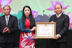 政府總理阮春福（右）向永福省頒授一等勞動勳章。（圖源：PV）