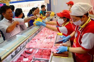 消費者在超市裡購買豬肉。（圖源：田升）