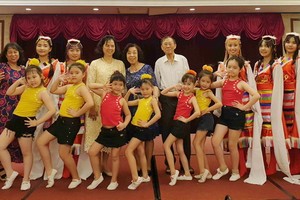 杭慰瑤先生的夫人(後排左五)與校長、 老師及文藝組合影。