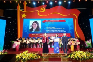 萬成公司黨支部書記范氏紅獲越南勞動聯團獎勵。