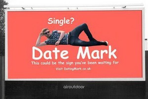 洛夫的廣告牌引人注目。（圖源：互聯網）