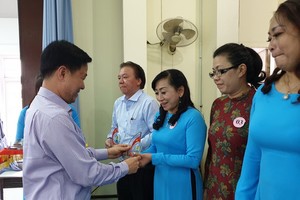 第五郡勞動聯團向越華優秀黨員贈送紀念品。