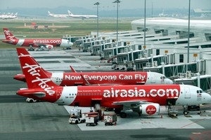 停泊在吉隆坡機場停機坪上的亞航客機。（圖源：互聯網）