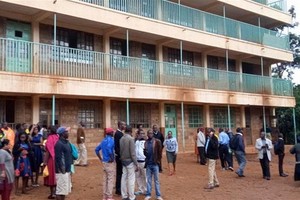 肯尼雅的卡卡梅賈小學內，驚傳踩踏意外，造成14死39傷。（圖源：路透社）