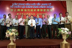 興寧福利組理事會向來賓敬酒。