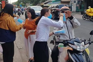 第十一郡婦聯會成員向市民免費派發醫療口罩。