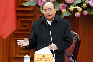 政府總理阮春福在會議上發表指導意見。（圖源：光孝）