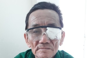 黃子明還等待施左邊眼睛白內障手術。