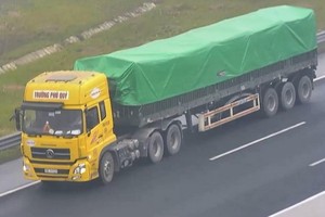 一輛卡車在河內-海防高速公路上向後退。