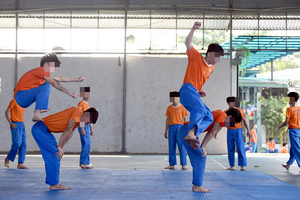 學生通過武術、游泳等鍛煉體力的活動戒掉電子遊戲癮。