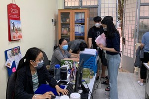 就讀市人文社科大學越南學系的韓國留學生在辦理入學報到手續。