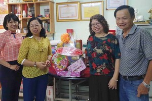 市婦聯會探望華人婦女幹部張四妹（右二）。