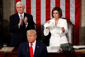 佩洛西撕掉國情諮文講稿。（圖源：互聯網）