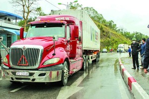 滿載農產品的卡車通關。（圖源：互聯網）