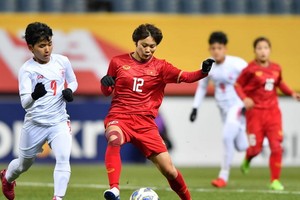 越南女足(紅衣)-緬甸比賽一瞥。（圖源：互聯網）