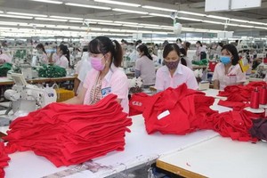 平福省北同富工業區西貢Yakjin公司的生產車間工人均須佩戴口罩。（圖源：裴傑）