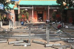 海南會館拆除已安裝好的舞台。