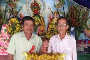 鍾振明理事長（右）移交聖燈給福主。