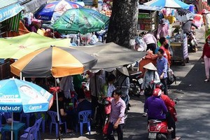 第五郡阮志清街上大水鑊醫院門前擺滿攤子。