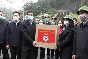 諒山省省委書記林氏芳（右二）向中國廣西壯族自治區人民政府代表團贈送醫用口罩時合照。（圖源：黃義）