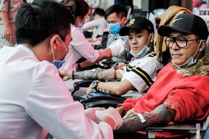 眾多市民踴躍參加志願捐血活動。（圖源：梅商）