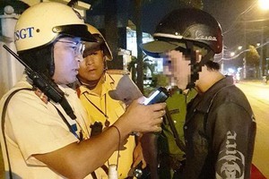 交警對一名機車騎士進行呼氣式酒精測試。（圖源：永富）