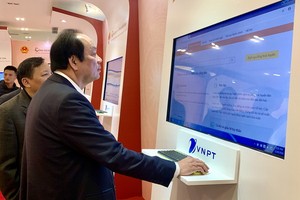 線上辦理行政手續。（圖源：嘉輝）